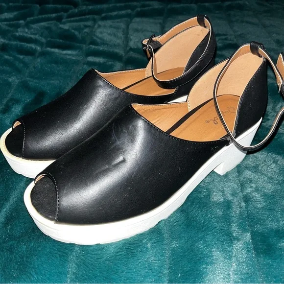 Qupid Selfie Platform Sandals - Picture 3 of 6